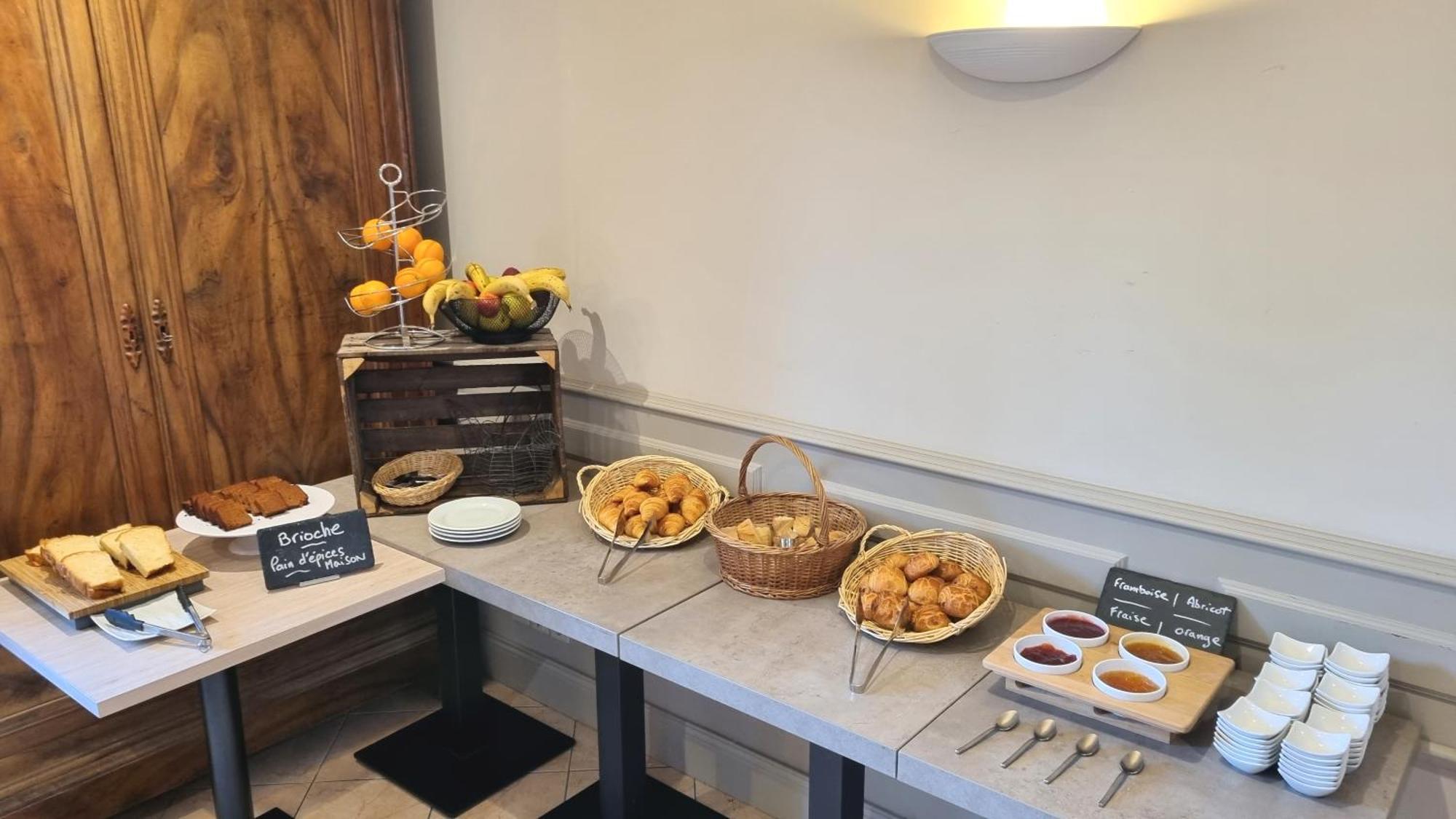 Logis Hotel Archambeau Thonac Екстериор снимка